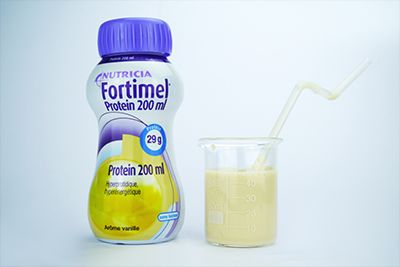 Bouteille et verre de Fortimel Protein